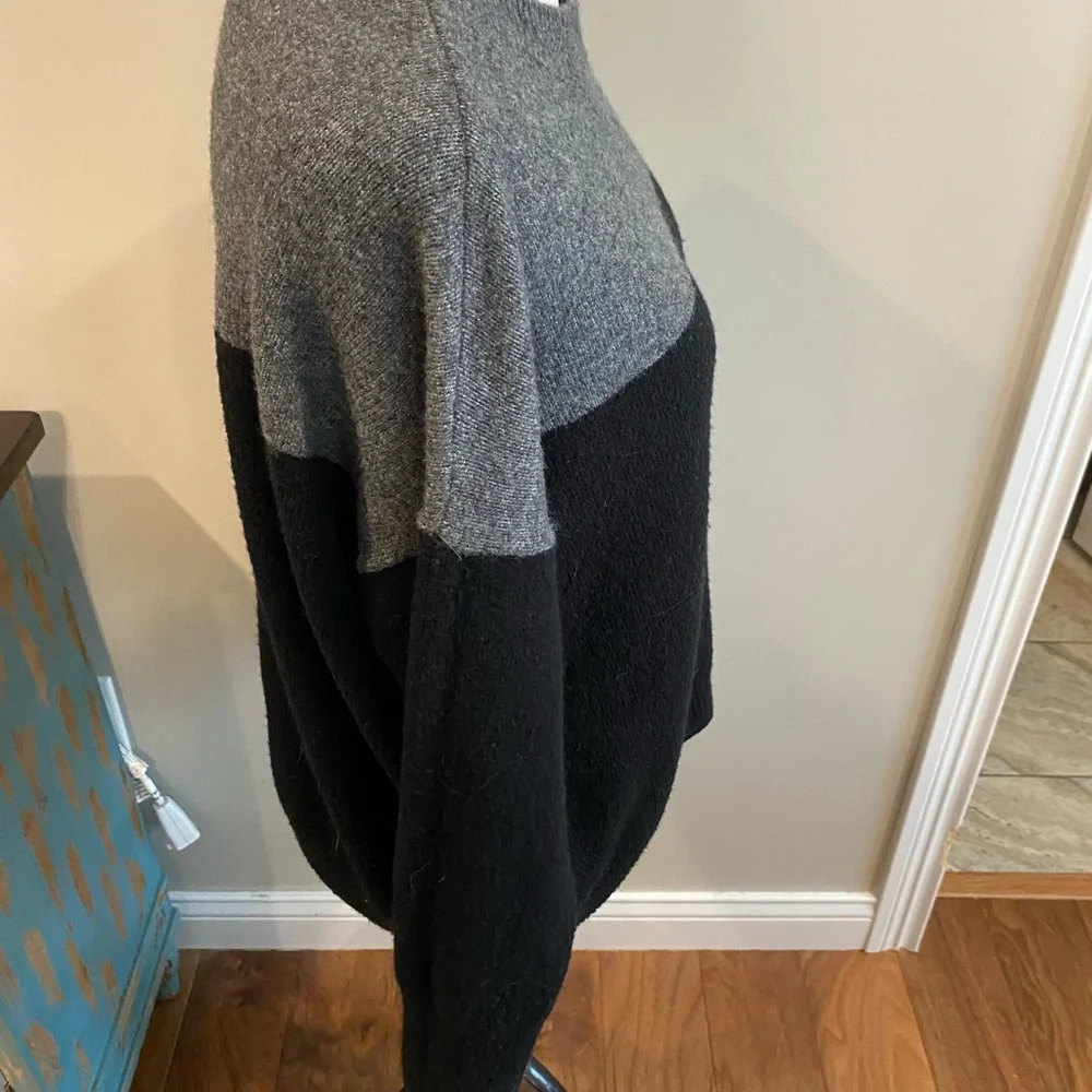 Vince Camuto Two-Tone Gray and Black Crewneck Sweater
